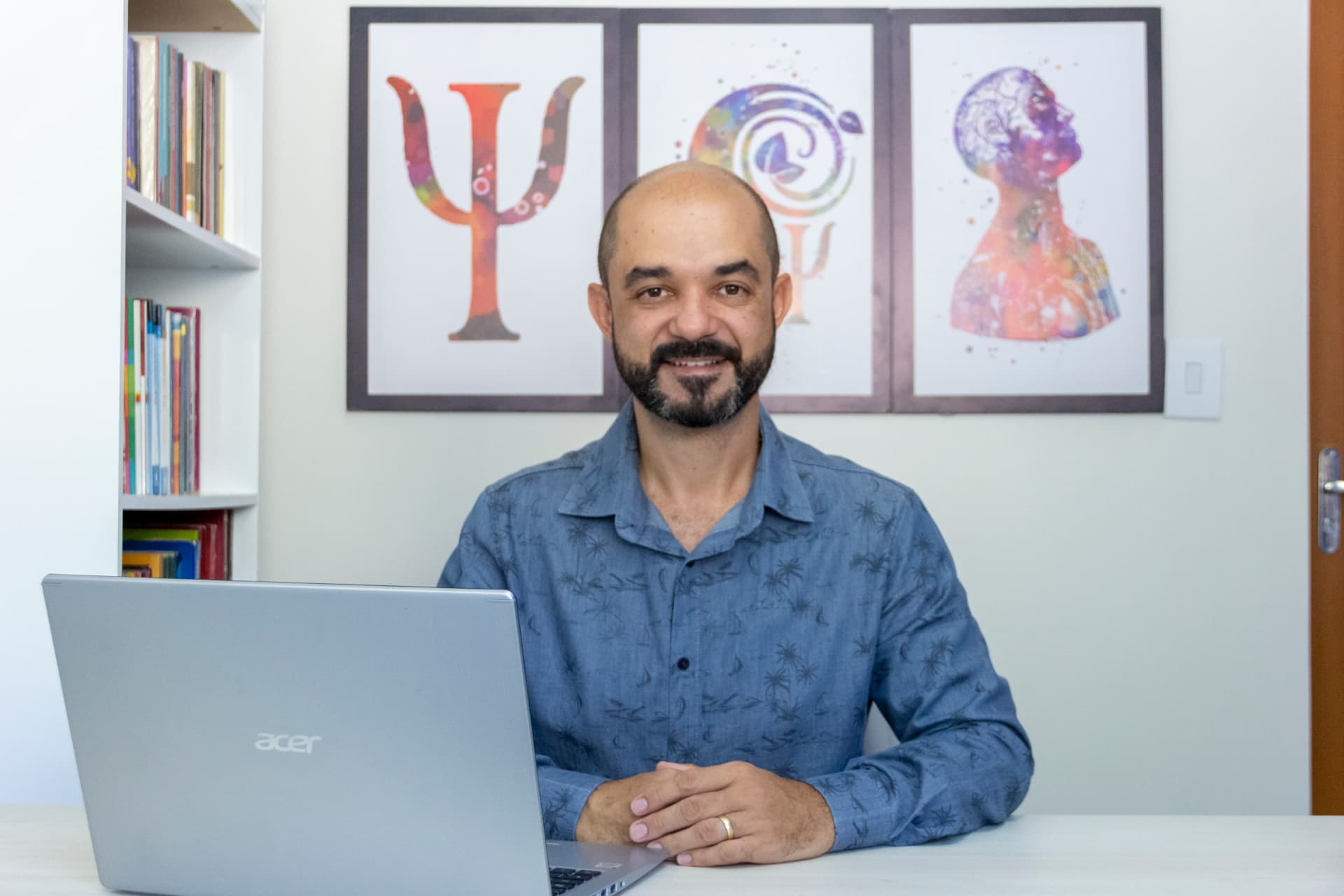 Dr. Daniel Andrade em seu consultório de psicologia em Contagem-MG